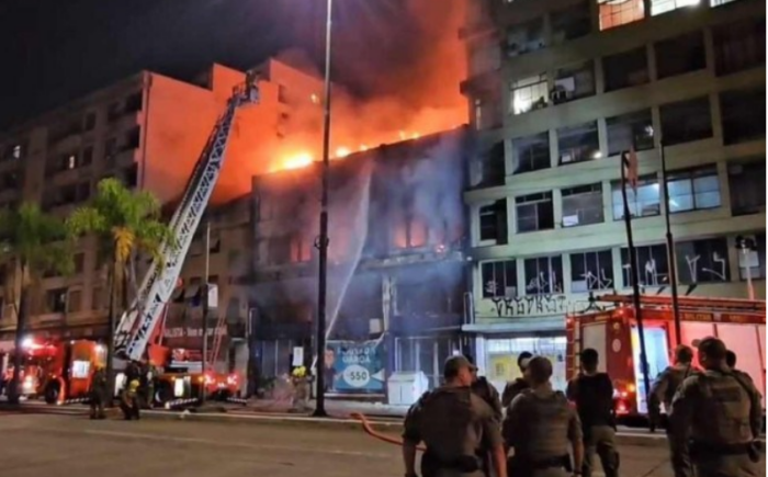 Incêndio em pousada no centro de Porto Alegre deixa nove mortos